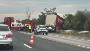 Товарен камион се е преобърнал тази нощ около 5 и километър