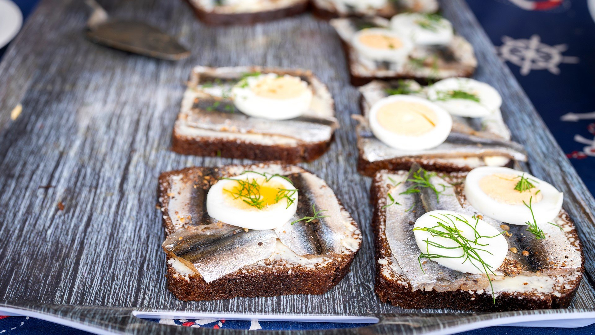 С аншоа, шпроти или копърка: Сандвичи с мариновани рибки