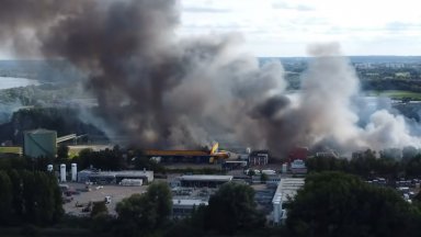 Стотици пожарникари са мобилизирани за гасенето на голям пожар избухнал на