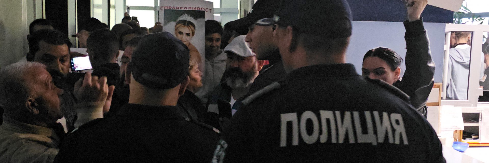 Роднини на починалата родилка в Русе щурмуваха болницата, намеси се полиция (видео/снимки)