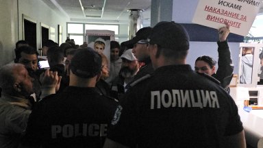 Роднини на починалата родилка в Русе щурмуваха болницата, намеси се полиция (видео/снимки)