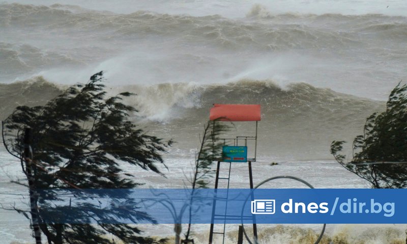 Най-малко трима души загинаха, а 10 бяха ранени при преминаването