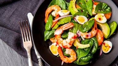 Пъстро и вкусно: Яйца със скариди и бейби спанак