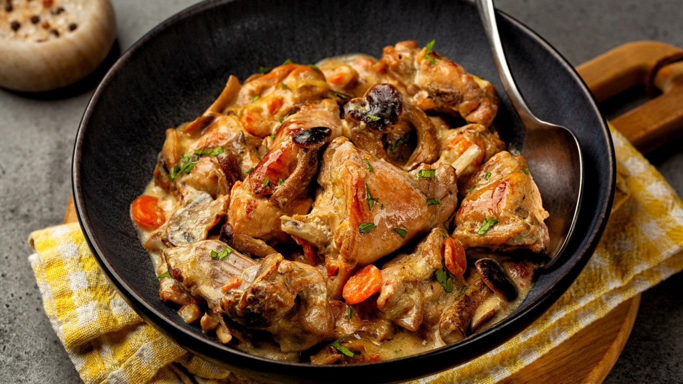 Заешко в сметаново винен сос