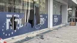 Мъж потроши с брадва витрините на офиса на ГЕРБ в центъра на Добрич