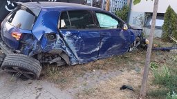 Шофьор се наниза челно във входа на жилищен блок в "Дружба" 2 в София (видео/снимки)