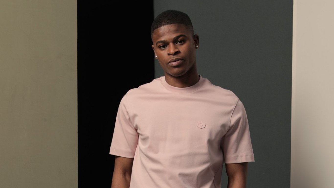 Как да комбинираш спортен екип с яке, маратонки и аксесоари?