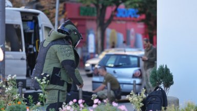 СОБТ блокира центъра на София заради съмнение за бомба в багаж срещу Халите (снимки)
