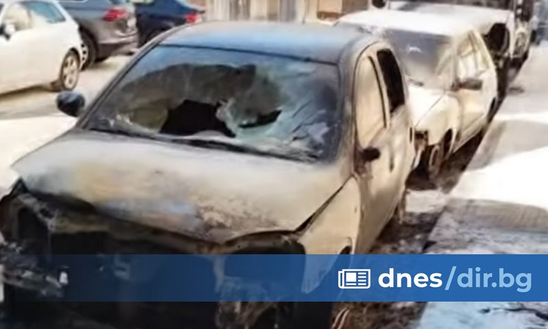 Четири автомобила са изгорели на ул.Вардар в центъра на Русе тази
