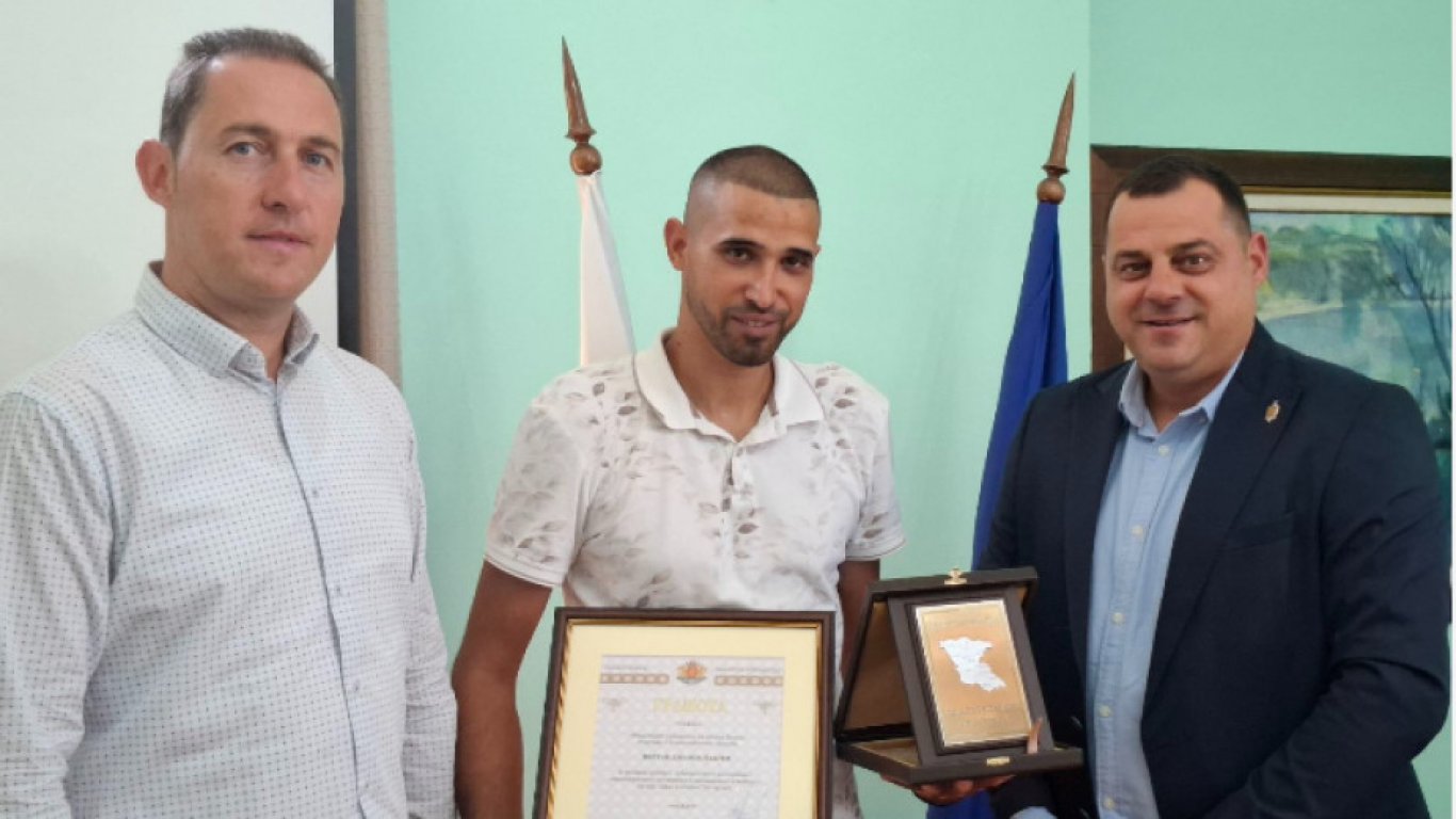 Наградиха Цветан Павлев от Сунгурларе - героят на пожарникарите в Бургаско (снимки/видео)