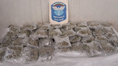 Близо 6 кг марихуана в газова бутилка на лек автомобил