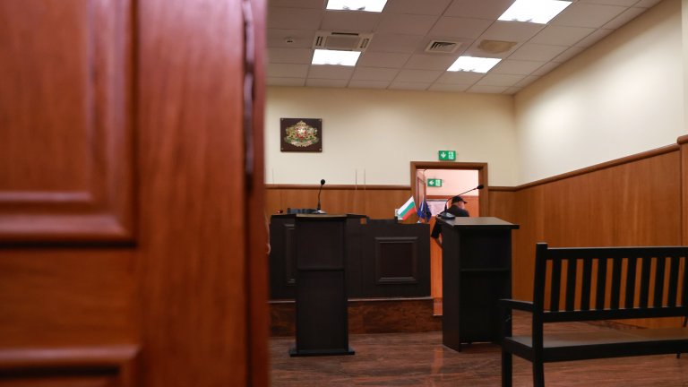 Учителят, обвиняем за секс със седмокласничка, застава пред съда. Грозят го до 8 г. затвор