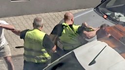 Служител на ЦГМ се сби с двама мъже в центъра на София заради поставена скоба (видео)