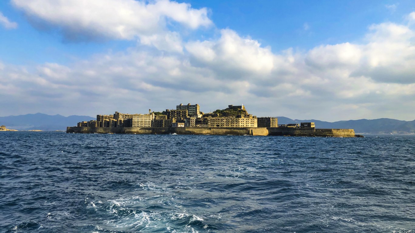 Островът боен кораб: Зловещите руини и мрачната история на японския остров Хашима