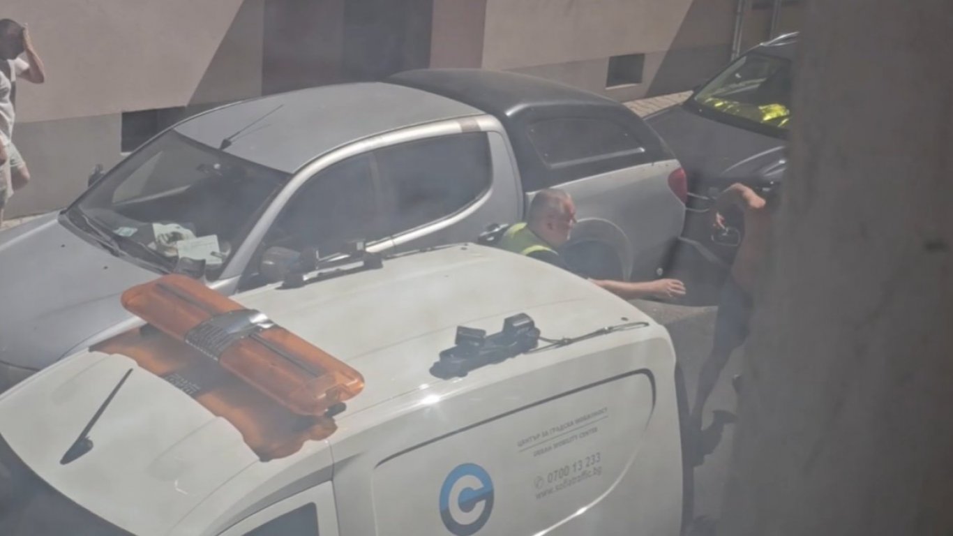 Задържаха общински служител след боя заради поставена скоба в центъра на София