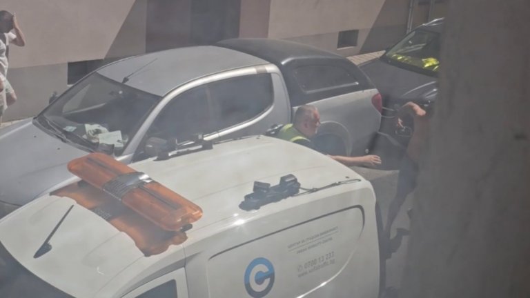 Задържаха общински служител след боя заради поставена скоба в центъра на София