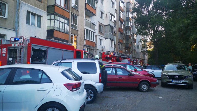 Пожар в блок в столичния квартал "Стрелбище", евакуираха жителите (снимки)