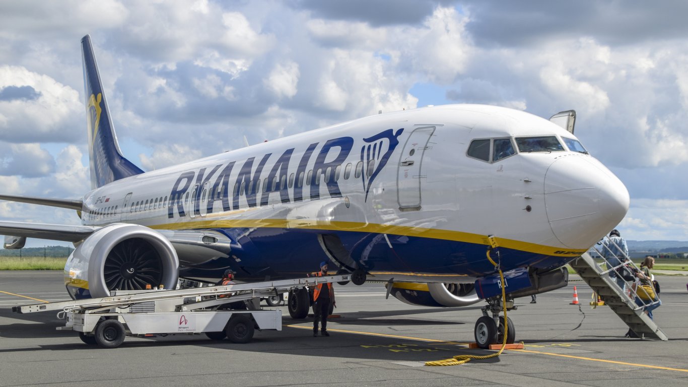 Аварийно кацане на самолет на Ryanair в Солун: Пътник е ранен