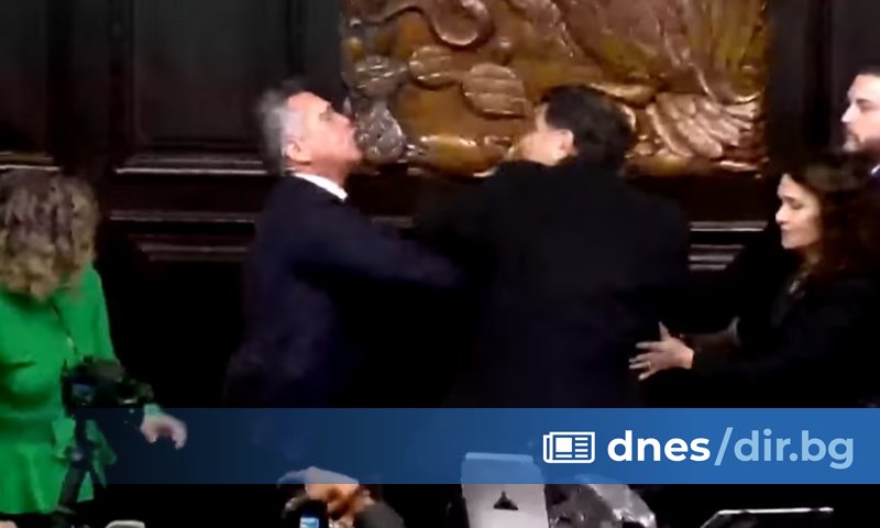 Мексикански сенатори си вчера след разгорещен дебат за предполагаеми призиви