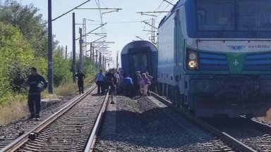 Пътнически влак дерайлира край старозагорското село Калитиново 