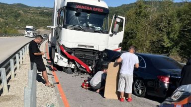 Шестима души сред които и две деца пострадаха при два