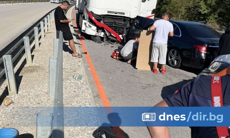 Шестима души, сред които и две деца, пострадаха при два