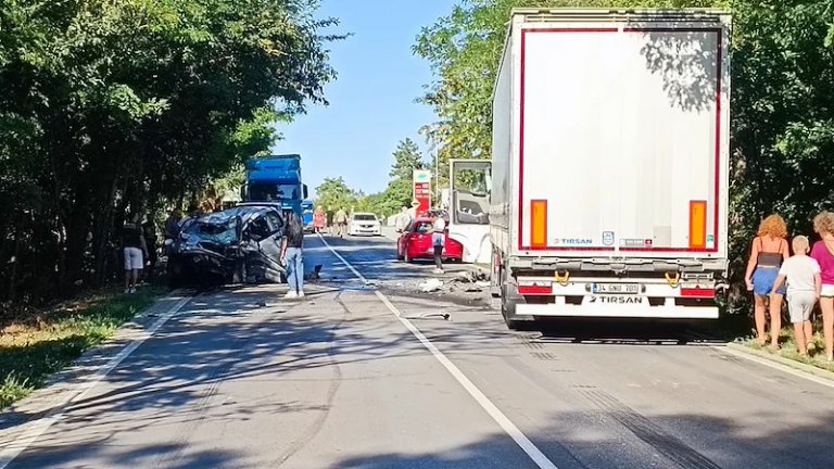 Шофьор загина след удар в ТИР на изхода на Бяла в посока Плевен