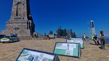 С военни почести и поднасяне на венци и цветя пред