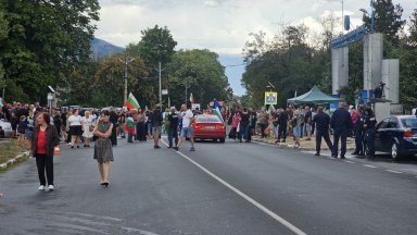 Членове и симпатизанти на партиите Възраждане и Величие блокираха Подбалканския