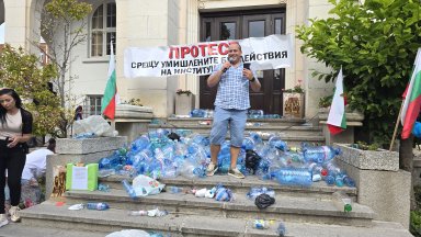 В Плевен отново затрупаха входа на Общината с празни туби (снимки)