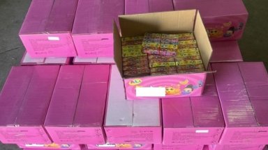Бургаски митничари задържаха 30 000 маркови дъвки от Китай които