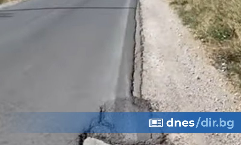 За шосе, което е толкова тясно, че две коли не