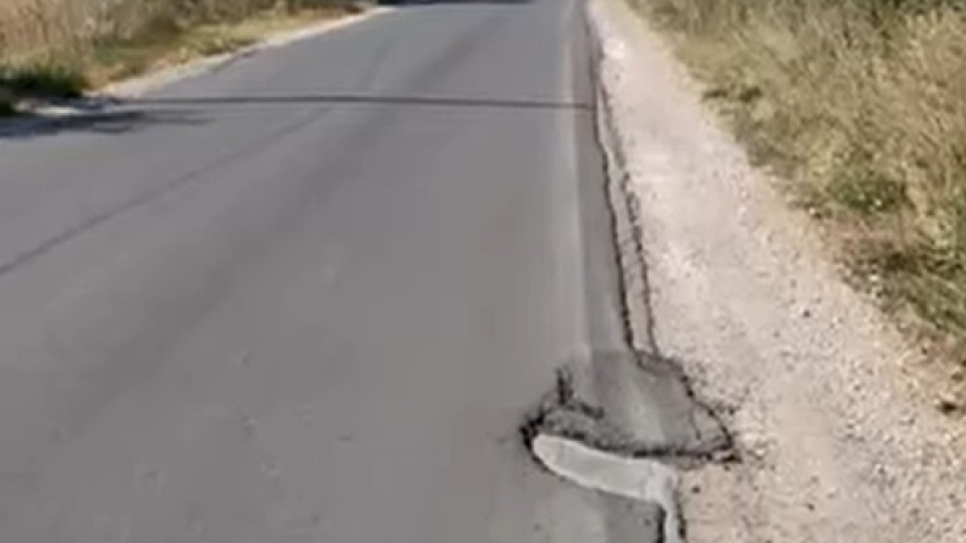 Две коли не могат да се разминат по тясно шосе в Разградско