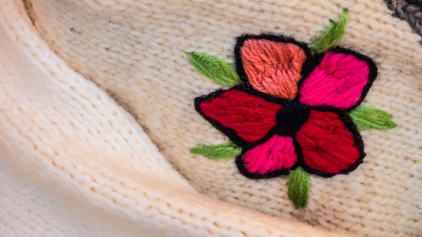 Сръбски архитект сравни чифт чехли от вълна с два бели облака и ги превърна във визитна картичка на България по света