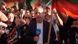 Полицията издирва протестиращи, нападнали журналист пред ВМЗ-Сопот (видео)