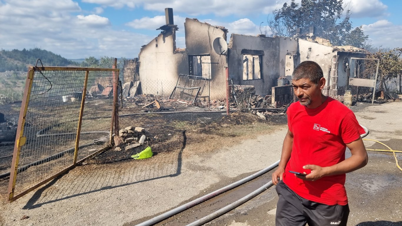 Техника разчиства терена на пожара в Белослав, изгорелите къщи нямат застраховка 