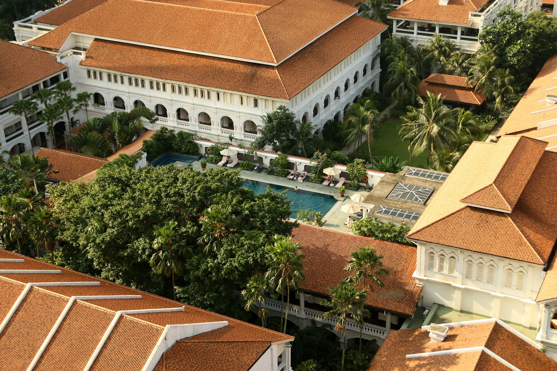 Хотел Le Royal преживява много. Неговият най-мрачен период в съвременната история на Камбоджа е контролът на страната от кхмерската партия