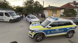 Жандармерия блокира Ботевград и близко село: Тълпа потроши къща на дилър заради починал