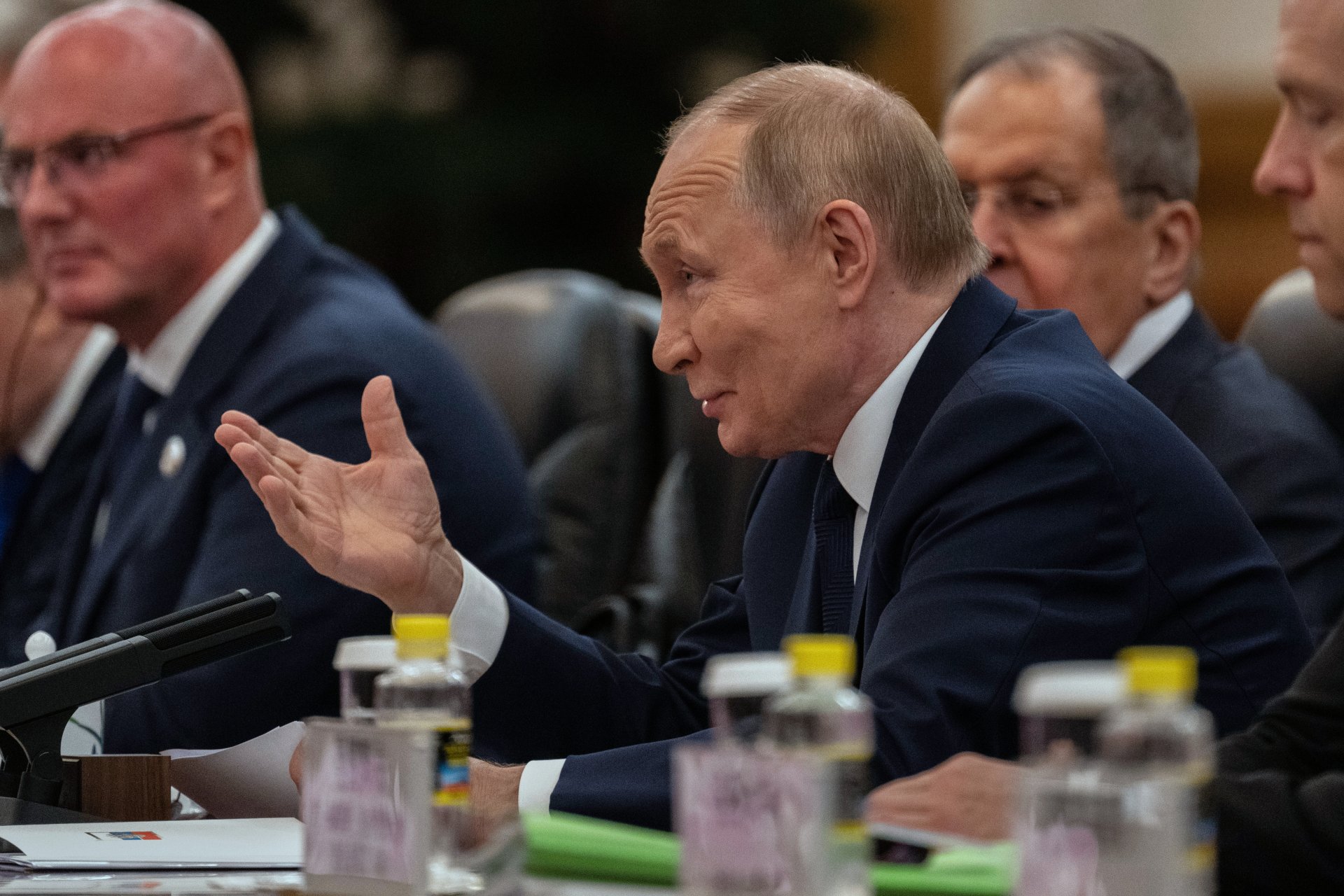  Руският президент Владимир Путин и китайският президент Си Дзинпин от срещата си в Залата на народа в Пекин Руският президент Владимир Путин и китайският президент Си Дзинпин от срещата си в Залата на народа в Пекин 