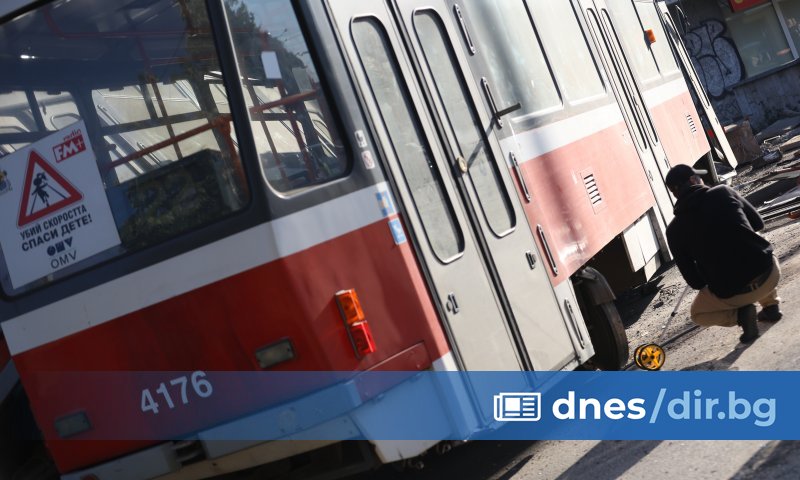Трамвай е дерайлирал при железопътна гара Подуяне в София, съобщиха