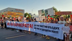 "Копайте си вкъщи": Протест срещу кариера блокира "Ботевградско шосе" в столицата (снимки)
