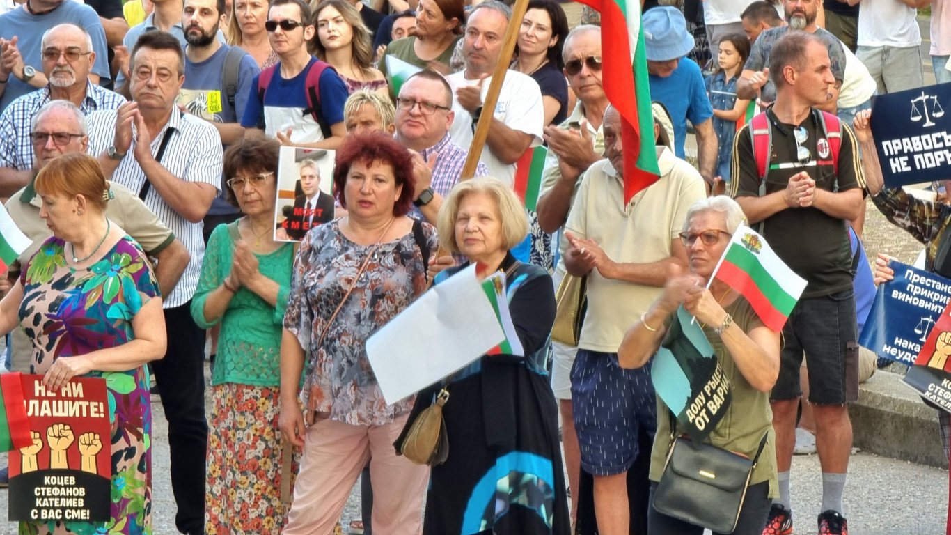 Варненци отново излязоха на протест с искане кметът Благомир Коцев да бъде освободен
