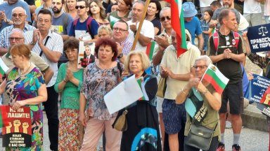 Варненци отново излязоха тази вечер на протест с искане кметът