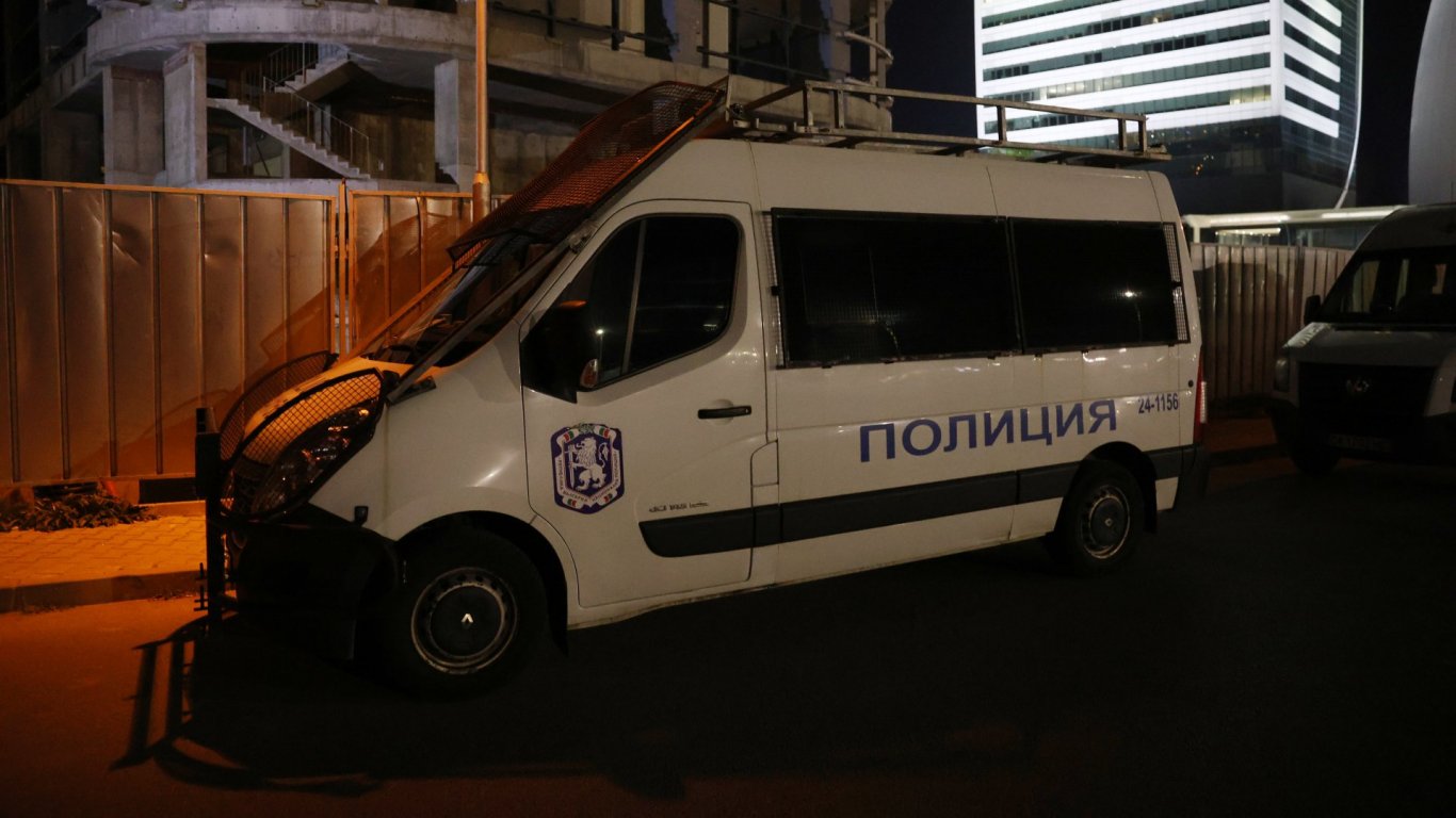 Спасиха и седемте деца, изкачили се на 200-метровия кран в София, за да си направят селфи
