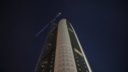 Деца се качиха за селфи на 200-метров кран в София, спасиха ги