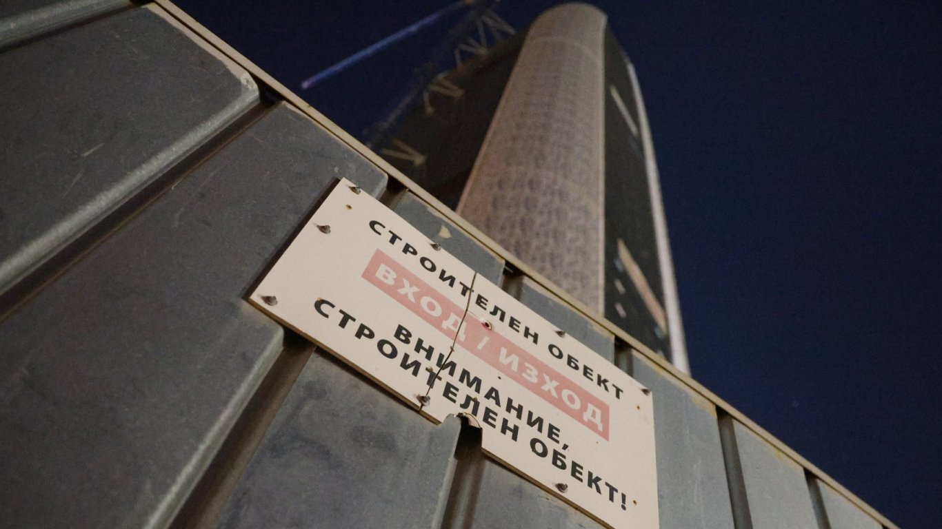Подозират помощ от възрастен за катеренето на децата по 200-метровия кран в София