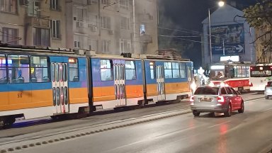 Още по тематаТрамвай без ватман излезе от релсите и се