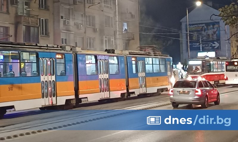 Още по тематаТрамвай без ватман излезе от релсите и се