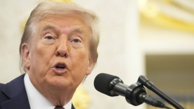 ТръмпFlightradar24 GPS сигналът на самолета на Фон дер Лайен е