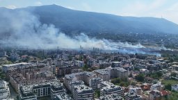Голям пожар в Илиянци, гори склад за фолио (снимки)